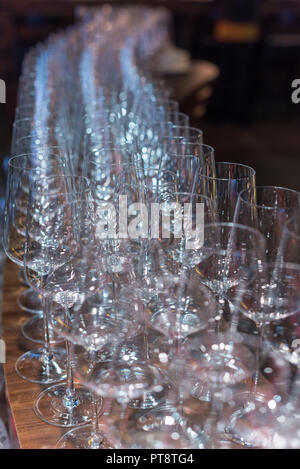Verres à vin vide dans une rangée selective focus Banque D'Images