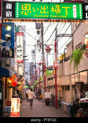 Tokyo, Japon. 11 septembre, 2018. Omoide Yokocho alley à Shinjuku. Omoide yokocho a de nombreux petits bars et restaurants offrant un délicieux voyage Banque D'Images