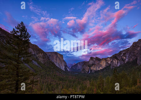 Juste après le coucher du soleil à vue de tunnel dans la région de Yosemite National Park