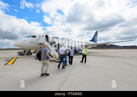 Les passagers d'un Embraer 170 airnorth E170 Jet sur le tarmac à l'aéroport de Wellcamp Toowoomba, Queensland, Queensland, Australie Banque D'Images