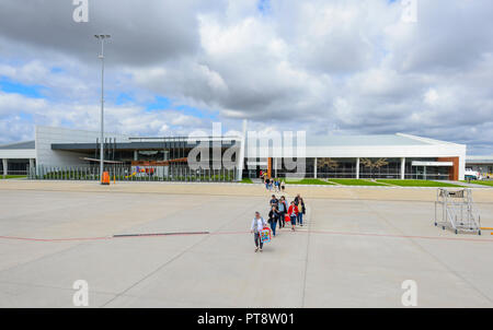 L'embarquement de passagers à pied sur le tarmac de l'aéroport à Toowoobah Wellcamp, Queensland, Queensland, Australie Banque D'Images