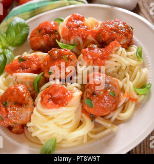 Les pâtes Spaghetti aux Boulettes de viande et tomate suace Banque D'Images