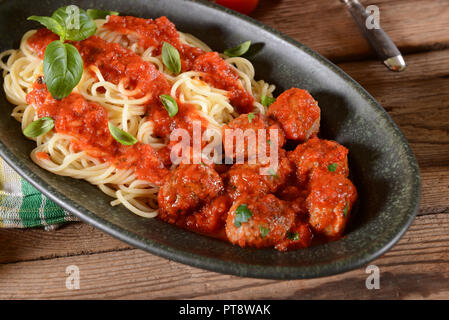 Les pâtes Spaghetti aux Boulettes de viande et tomate suace Banque D'Images