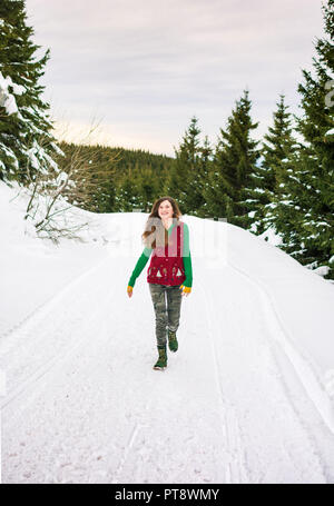 Hipster girl heureuse marche sur la montagne enneigée Banque D'Images