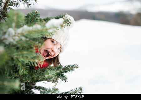 Une petite fille s'amusant dans la neige. Banque D'Images