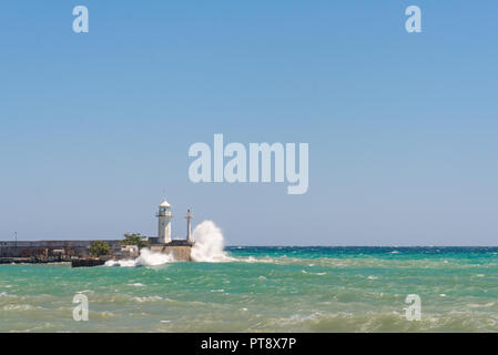 La mer de tempête : Yalta (Crimée), dock, surf. Banque D'Images