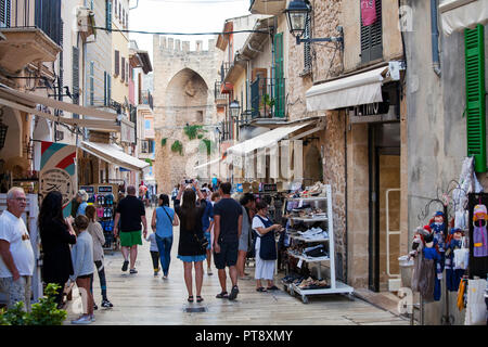 ALCUDIA, Majorque, ESPAGNE - Octobre 2nd, 2018 : Les gens aiment le shopping et shightseeing dans la vieille ville d'Alcudia Banque D'Images