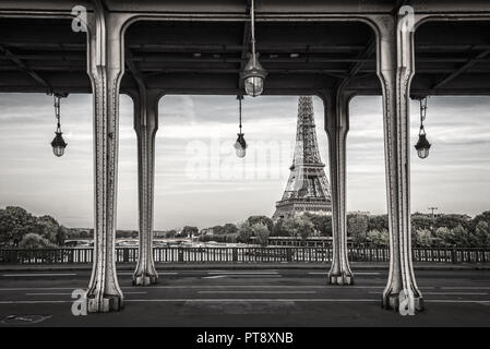 Pont Bir Hakeim, de la tour Eiffel en arrière-plan, Paris France Banque D'Images