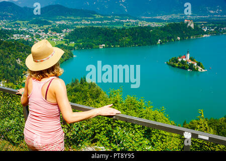 Femme à la recherche d'un lac d'un point de vue paysage. Banque D'Images