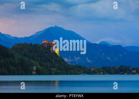 Château dans un paysage du lac au crépuscule. Banque D'Images