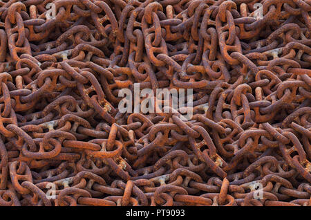 Résumé fond avec des liens de la chaîne marine couverts de rouille close-up Banque D'Images