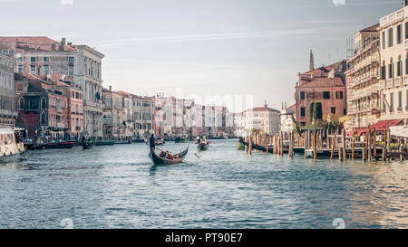 Venise, Italie.11/20/2017. Gondola flottant dans le Grand Canal Banque D'Images