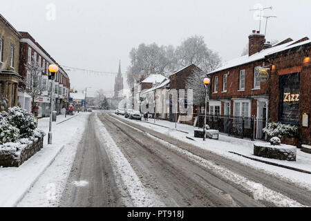 Neige sur la libre circulation Marlow High Street, dans le Buckinghamshire, Angleterre. Banque D'Images
