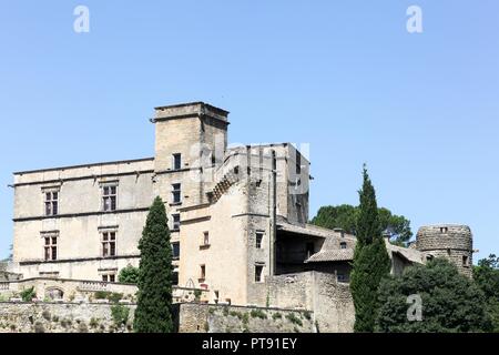 Vue sur le château de Lourmarin en Provence, France Banque D'Images