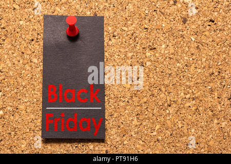 Bulletin board et punaise rouge dans le papier noir avec rappel sur le Black Friday. Banque D'Images