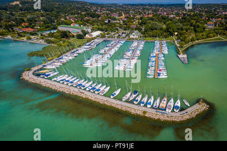 Kalocsa, Hongrie - Vue Aérienne Vue panoramique de Kenese Port de plaisance avec de nombreux yachts et voiliers du matin Banque D'Images