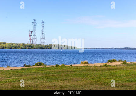 La Volga près de Konakovo. Transmission de puissance électrique au-dessus de la rivière. Le centre de la Russie.background pour le site à propos du voyage, de l'électricité. Banque D'Images