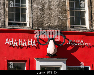 Façade de la plaisanterie et la nouveauté shop appelé Aha ha ha avec drôle gros nez et des lunettes, West Bow, Édimbourg, Écosse, Royaume-Uni Banque D'Images