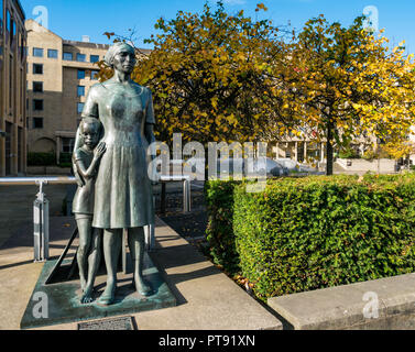 Femme et enfant sculpture en bronze de Ann Davidson, Festival Square en automne, Édimbourg, Écosse, Royaume-Uni Banque D'Images