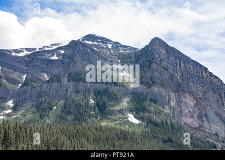 Vue de la route de l'ouest du Canada. Beaucoup de pins, de rochers et de montagnes. Banque D'Images