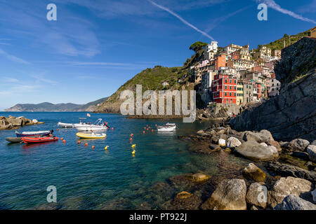 Belle vue de Riomaggiore et région des Cinque Terre dans la lumière du matin, La Spezia, ligurie, italie Banque D'Images