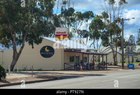 Vieille maison contenant une station service Shell, de l'Est Région de Wheatbelt, Lake Grace, Western Australia, Australia Banque D'Images