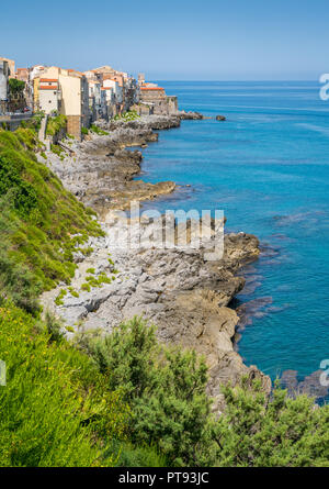 Cefalù waterfront le long d'une journée d'été. La Sicile, le sud de l'Italie. Banque D'Images