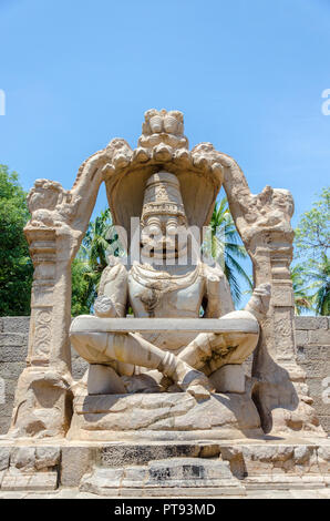 Yoga féroce - monolithe Narasimha, l'homme - lion avatar de Vishnou, assis en position de yoga à Hampi, Karnataka, Inde. Banque D'Images