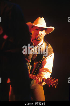 Garth Brooks chanteuse d'effectuer à Worcester, Massachusetts, USA, 1996 Banque D'Images