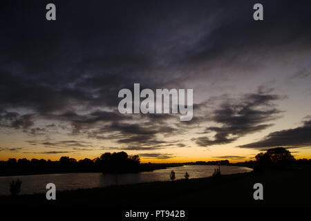 Coucher de soleil sur la rivière IJssel près de Zwolle, Pays-Bas Banque D'Images