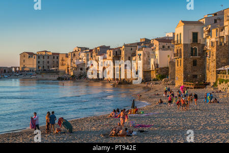 Front de mer de Cefalù en fin d'après-midi avec des gens de quitter la plage. La Sicile, le sud de l'Italie. Banque D'Images
