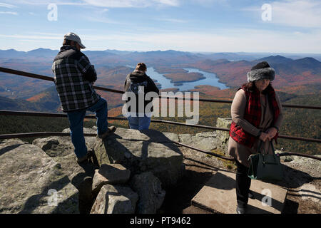 Les gens sur le sentier du sommet, le mont Whiteface, surplombant le lac Placid, Adirondacks, New York, USA Banque D'Images