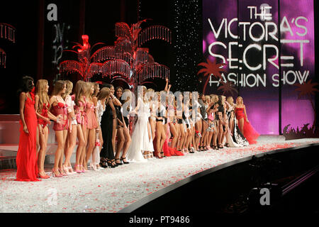 Les modèles de Victoria's Secret sur la piste pendant le 2008 Victoria's Secret Fashion Show à l'hôtel Fontainebleau à Miami Beach le 15 novembre 2008. Banque D'Images