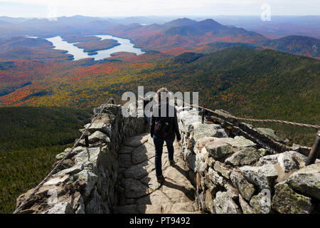 Les gens sur le sentier du sommet, le mont Whiteface surplombant le lac Placid, Adirondacks, New York, USA Banque D'Images