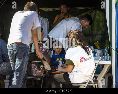 BERKASOVO, SERBIE - Octobre 3, 2015 : Médecins Sans Frontières médecins discutant avec une famille de réfugiés au passage de la frontière avec la Croatie. MSF est une ONG pr Banque D'Images