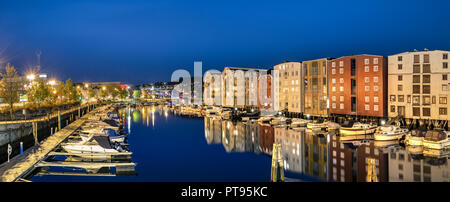 La vieille ville de Trondheim avec leurs maisons colorées et de la rivière Nidelva, nuit à la Norvège. Banque D'Images