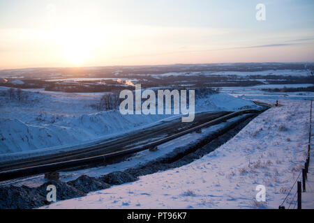 Les travailleurs de construire le projet d'Enbridge Pipeline Athabasca de Hardisty, en Alberta, Canada le 6 décembre 2013. Terminal Hardisty 1 est le point de départ de l'oléoduc Keystone. La construction est en cours sur son terminal Hardisty 2, qui sera le point de départ du pipeline Keystone XL, qui va transporter du pétrole des sables bitumineux de l'Alberta aux marchés des États-Unis. Le réservoir d'huile à la ferme accueille également des installations de transport de l'énergie pour Gibson, Enbridge, EnCana Corporation et Husky Oil. Banque D'Images