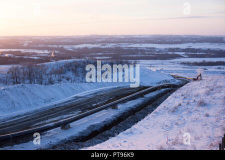 Les travailleurs de construire le projet d'Enbridge Pipeline Athabasca de Hardisty, en Alberta, Canada le 6 décembre 2013. Terminal Hardisty 1 est le point de départ de l'oléoduc Keystone. La construction est en cours sur son terminal Hardisty 2, qui sera le point de départ du pipeline Keystone XL, qui va transporter du pétrole des sables bitumineux de l'Alberta aux marchés des États-Unis. Le réservoir d'huile à la ferme accueille également des installations de transport de l'énergie pour Gibson, Enbridge, EnCana Corporation et Husky Oil. Banque D'Images