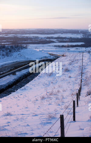 Les travailleurs de construire le projet d'Enbridge Pipeline Athabasca de Hardisty, en Alberta, Canada le 6 décembre 2013. Terminal Hardisty 1 est le point de départ de l'oléoduc Keystone. La construction est en cours sur son terminal Hardisty 2, qui sera le point de départ du pipeline Keystone XL, qui va transporter du pétrole des sables bitumineux de l'Alberta aux marchés des États-Unis. Le réservoir d'huile à la ferme accueille également des installations de transport de l'énergie pour Gibson, Enbridge, EnCana Corporation et Husky Oil. Banque D'Images