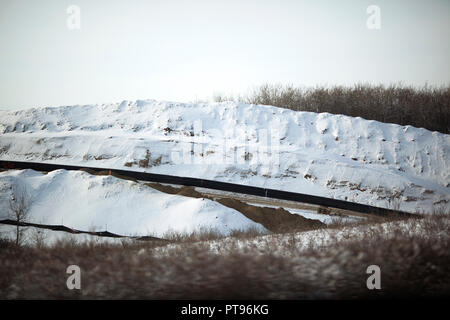 Les travailleurs de construire le projet d'Enbridge Pipeline Athabasca de Hardisty, en Alberta, Canada le 7 décembre 2013. Terminal Hardisty 1 est le point de départ de l'oléoduc Keystone. La construction est en cours sur son terminal Hardisty 2, qui sera le point de départ du pipeline Keystone XL, qui va transporter du pétrole des sables bitumineux de l'Alberta aux marchés des États-Unis. Le réservoir d'huile à la ferme accueille également des installations de transport de l'énergie pour Gibson, Enbridge, EnCana Corporation et Husky Oil. Banque D'Images