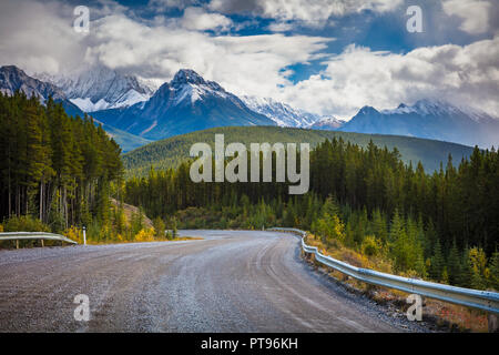 La région de Kananaskis est un système de stationnement situé à l'ouest de Calgary, Alberta, Canada dans les contreforts et les chaînons frontaux des Rocheuses canadiennes. Kanana Banque D'Images