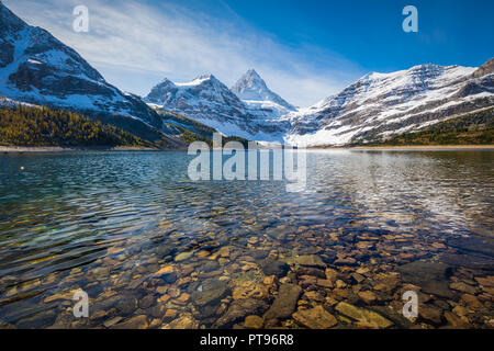 Le mont Assiniboine, également connu sous le nom de la montagne, de l'Assiniboine est un pic pyramidal situé sur la montagne la grande division, sur la Colombie-Britannique et l'Alberta borde Banque D'Images