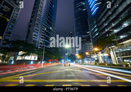 Vue grand angle route asphaltée sur scène de nuit avec la ville moderne . Banque D'Images