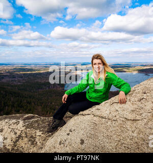 Young woman posing on cliff's edge. Banque D'Images