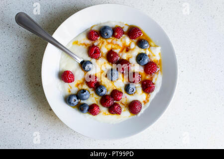 Petit-déjeuner sain semoule avec les framboises et les bleuets. Photo de l'alimentation. Banque D'Images