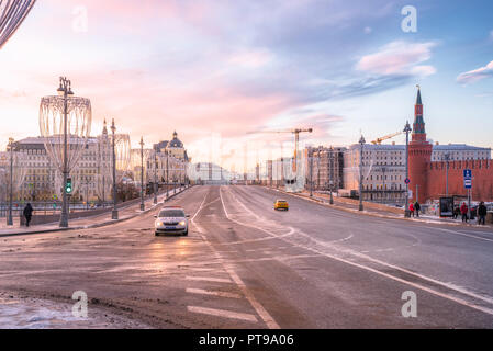 L'aube sur la Place Rouge et pont Moskvoretsky Bolchoï. Moscou, Russie. 9 janvier 2018 Banque D'Images