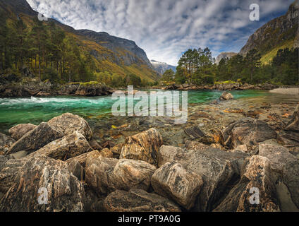 Dans la vallée de la rivière Rauma Romsdalen. Zone de montagnes Reinheimen au milieu de la Norvège. Banque D'Images