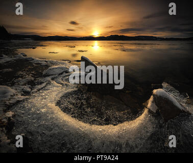 Rives du lac Jonsvatnet gel près de Trondheim, Norvège, coucher de lumière et de couleurs. Banque D'Images