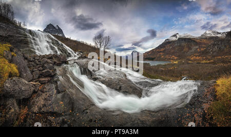 Cascades sur la rivière Flou. Randonnée à travers la vallée d'automne Innerdalen de Trollheimen parc national. Banque D'Images