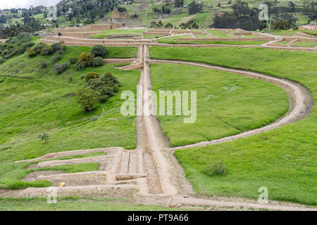 Carte de l'eau dans le mur de pierre semi-circulaire à des fins agricoles "mur Inca Ingapirca site archéologique d'Canar région Equateur Banque D'Images